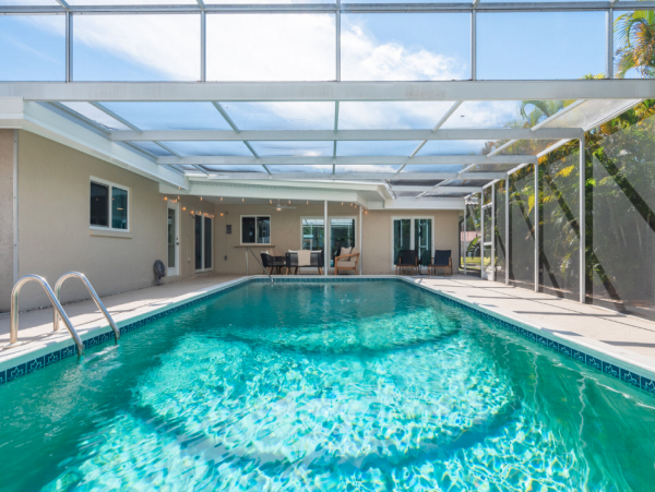 Luxurious Coastal Retreat in Sarasota - 4-Bedroom Home with Pool